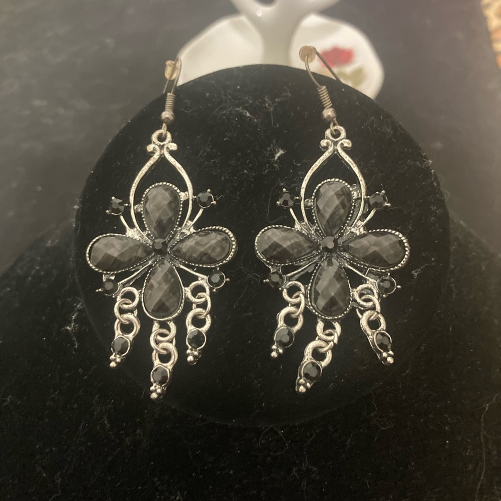 Women’s black flower earrings